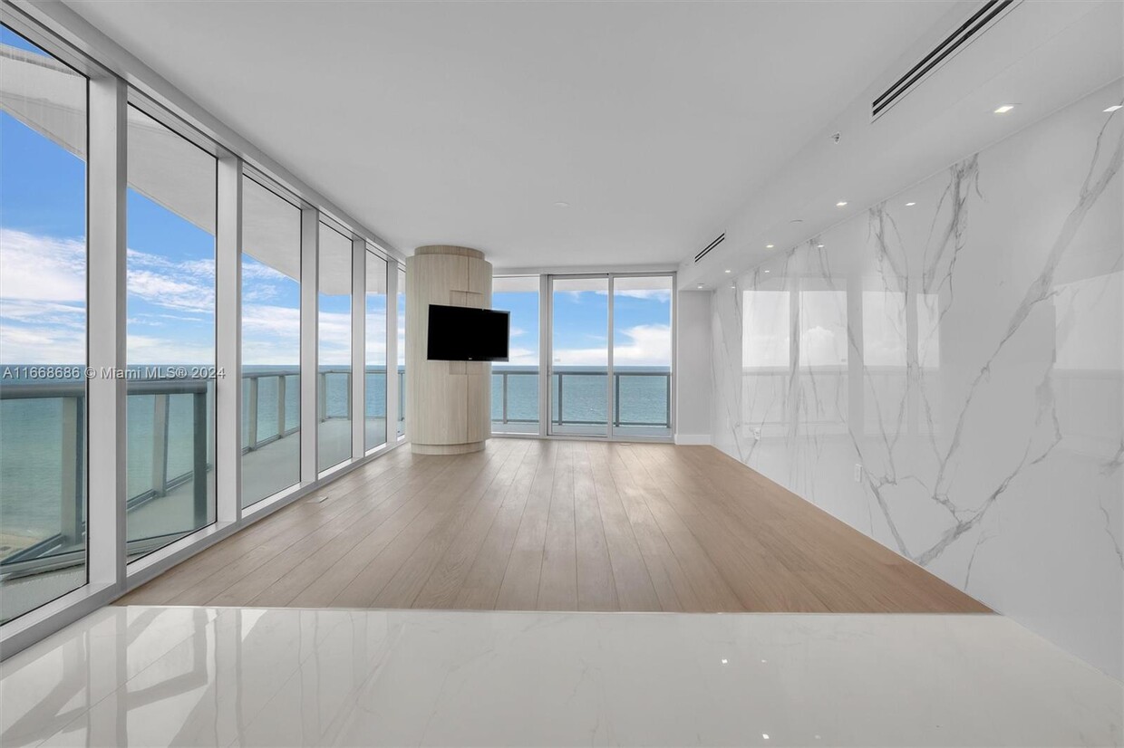 Foto principal - 17001 Collins Ave