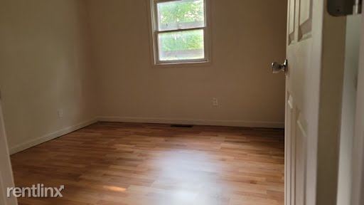 Building Photo - 2 br, 1 bath Triplex - 124 Russell Avenue 1