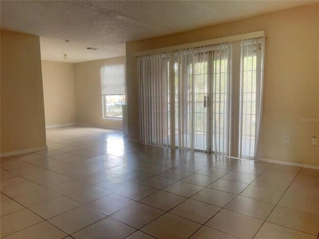 Building Photo - 4027 Versailles Dr