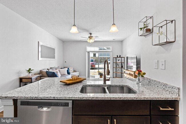 Building Photo - 3040 Larkwood Cir