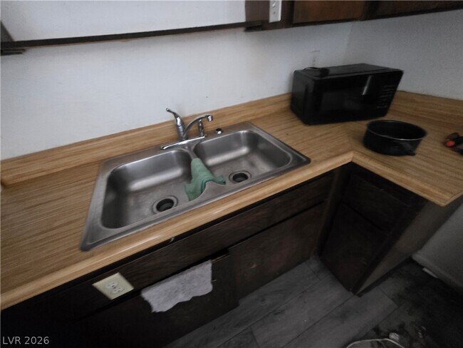 Foto del edificio - 595 S Royal Crest Cir