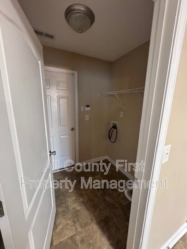 Foto del edificio - 7411 Garnet Dr