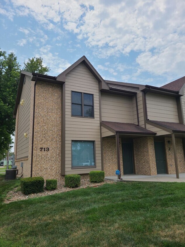 713 W 8th St Unit 1, Junction City, KS 66441 Room for Rent in