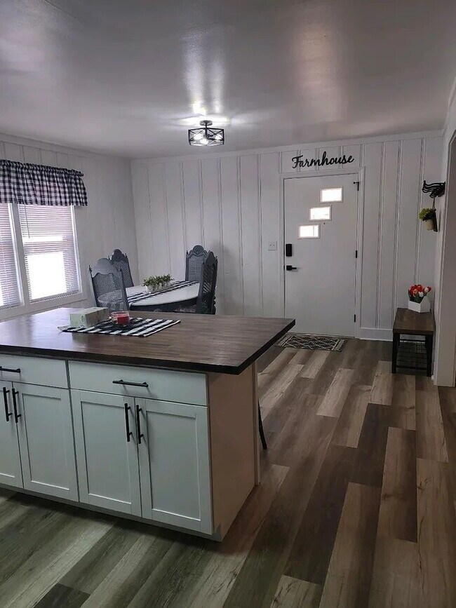 Foto del edificio - Renovated - 3 bedrooms w/ tankless water heater