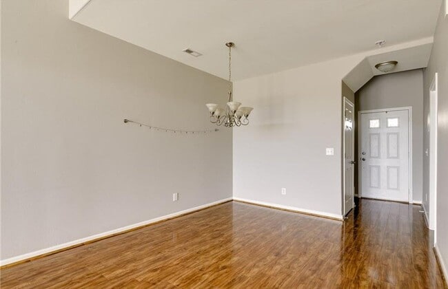 Foto del edificio - Very nice townhome with primary bedroom on...
