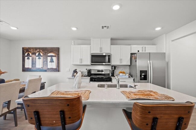 Foto del edificio - Newer Build 4-Bedroom Home with Chef’s Kitchen & Entertainer’s Backyard