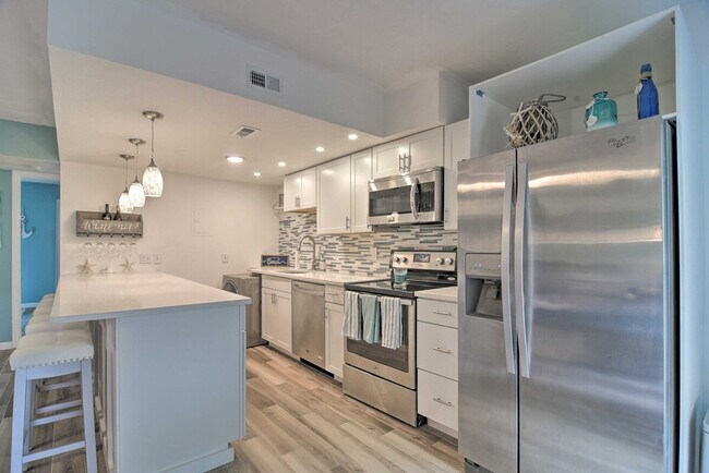 Foto del edificio - 8931 Blind Pass Rd