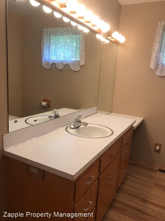 Foto del edificio - 3 br, 1 bath House - 123 Electric St.