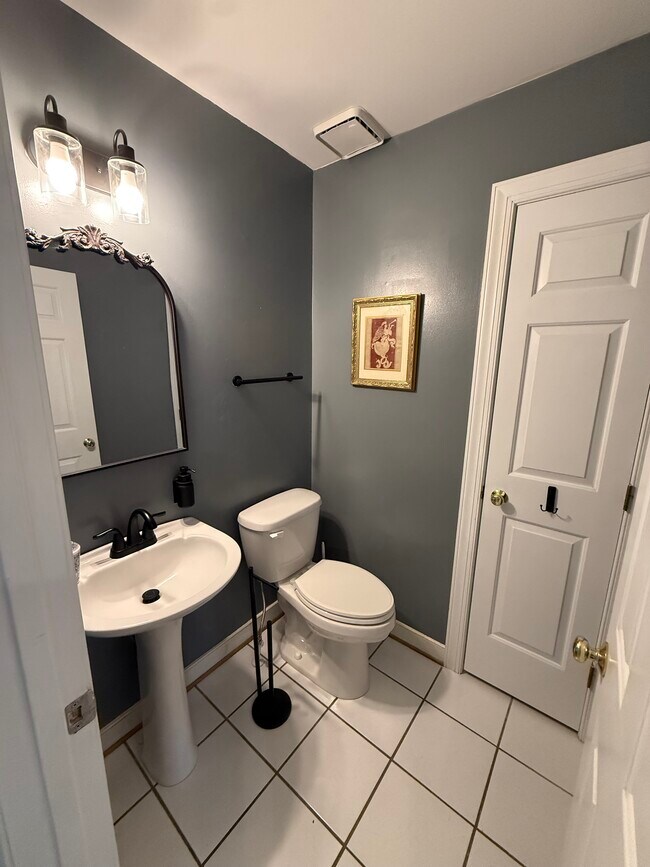 Medio baño - 1402 Groton Ct