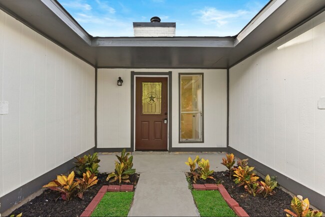 Building Photo - 2323 Aprilmont Dr