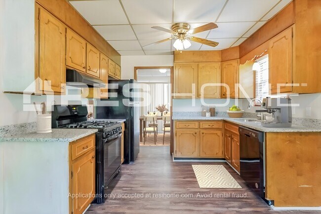Foto del edificio - 824 Ridge Ln Dr