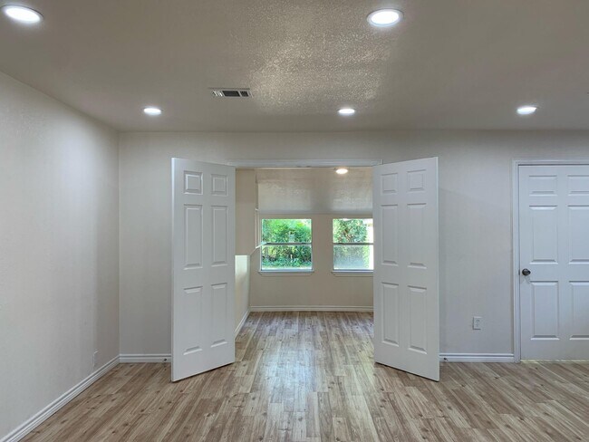 Foto del edificio - 820 W Crawford St