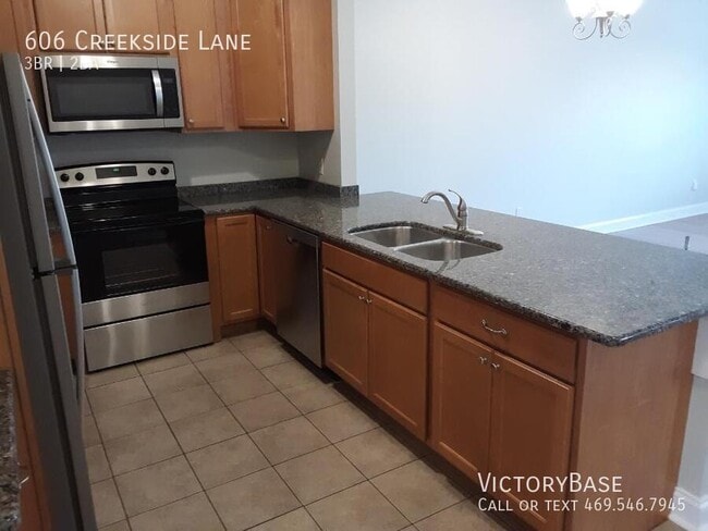 Building Photo - 606 Creekside Ln
