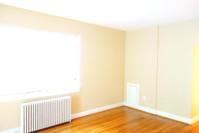 Building Photo - 8409 Greenwood Ave