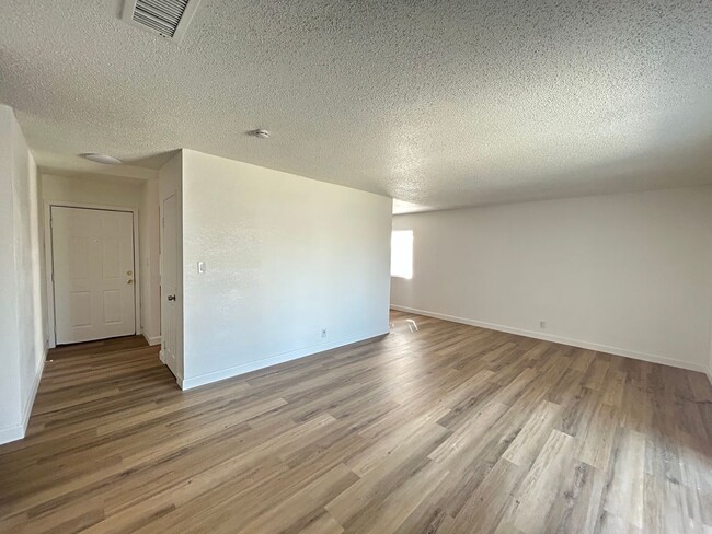 Building Photo - No HOA! 3 Bedroom 2 Bathroom House!