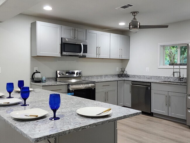 Foto del edificio - 17571 Graham St