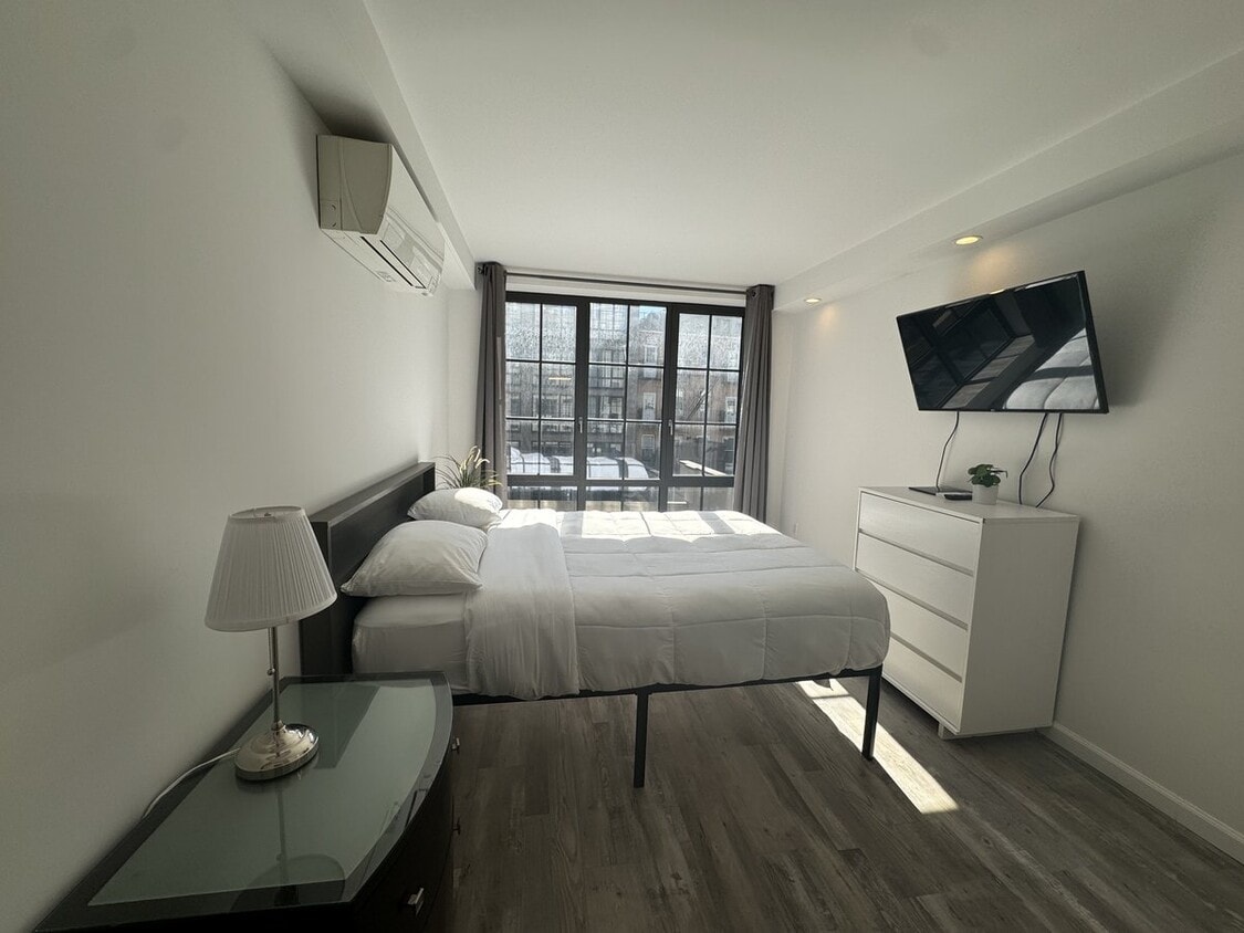 Foto principal - 433 W 53rd St