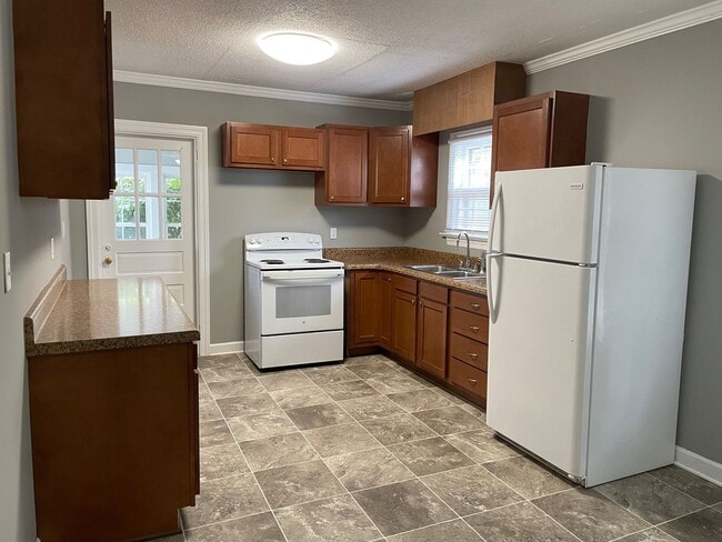 Building Photo - 3 BED, 1 BATH HOME $1,275 MONTH, $1,275 DEPOSIT!!