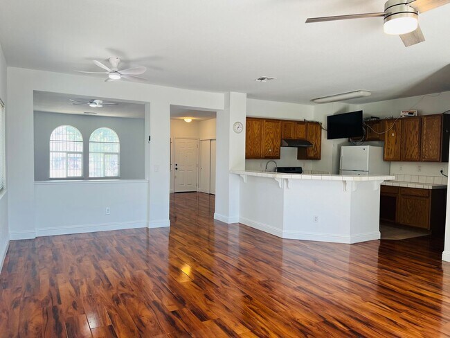 Foto del edificio - Spacious and Sparkling with New Paint 3 be...