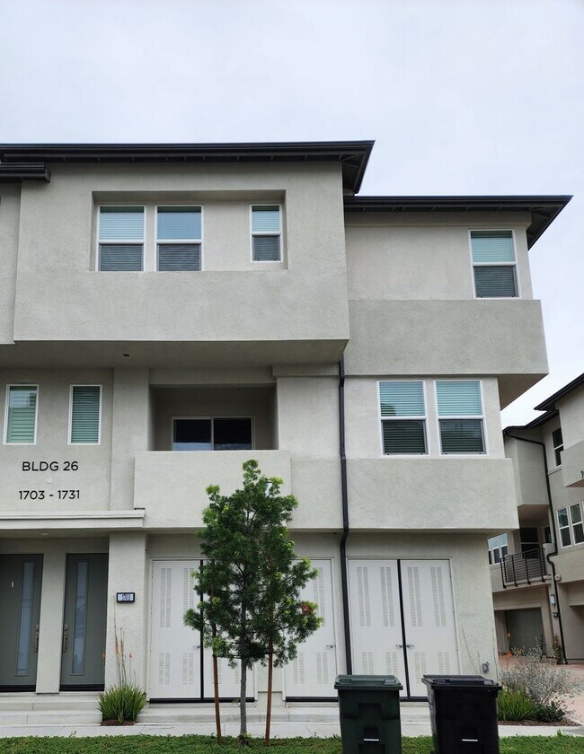 Building Photo - Elegant Townhouse