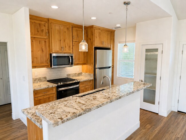 Foto del edificio - 3BR Home w/ 2-Car Garage, Tall ceilings & Upgraded Chef's Kitchen