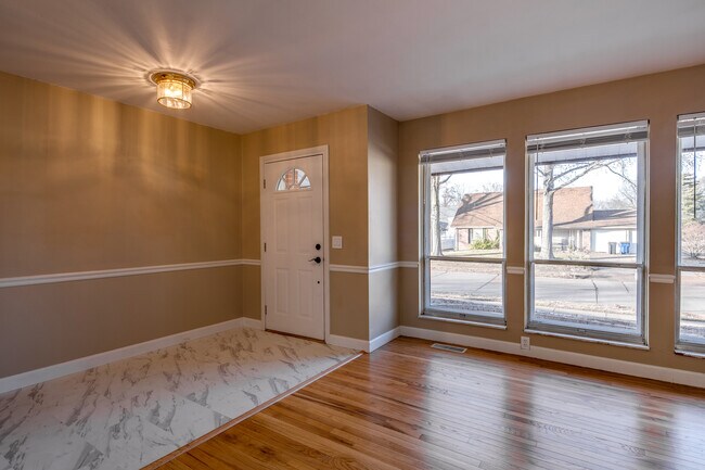 Building Photo - 2830 Flintwood Dr