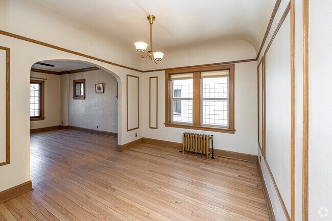 1 habitación, 1 baño con estudio - 900 pies cuadrados - Comedor - 4428 N Oakland Ave