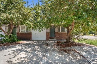 Building Photo - 698 Eagle Dr