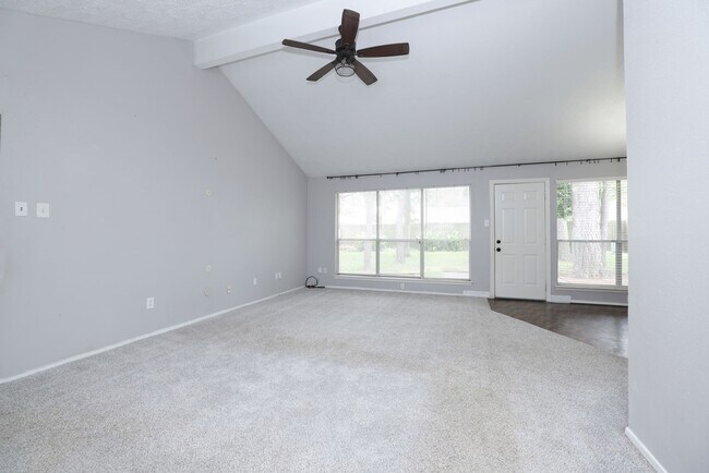 Foto del edificio - 4623 Whispering Rock Ln