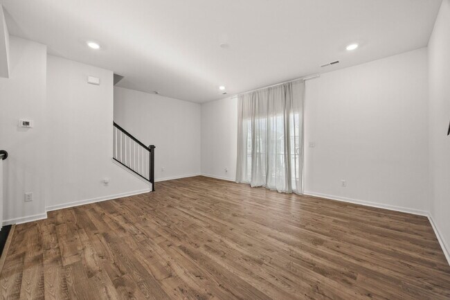 Building Photo - Your Perfect Charlotte Townhome Awaits — B...