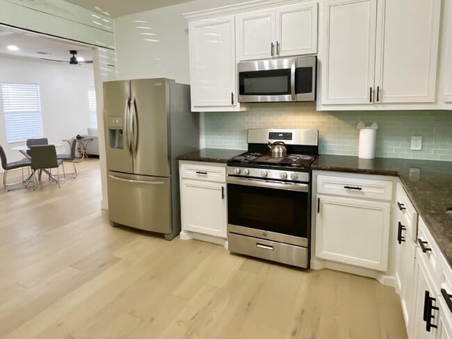 Building Photo - 301 Tabor St