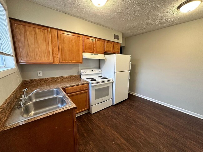 Building Photo - 1200 W H. Davis Dr