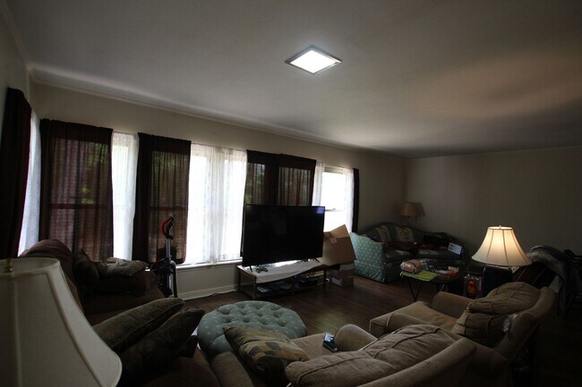 Foto del edificio - Coming Soon! Spacious 4 Bedroom 2 Bath Home!