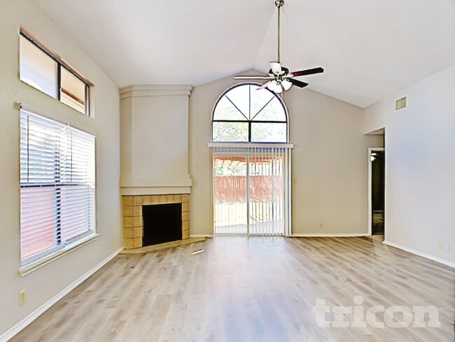 Foto del edificio - 7947 Flower Trail