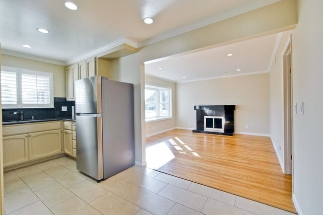 Building Photo - Stylish San Jose Home and Private Yard