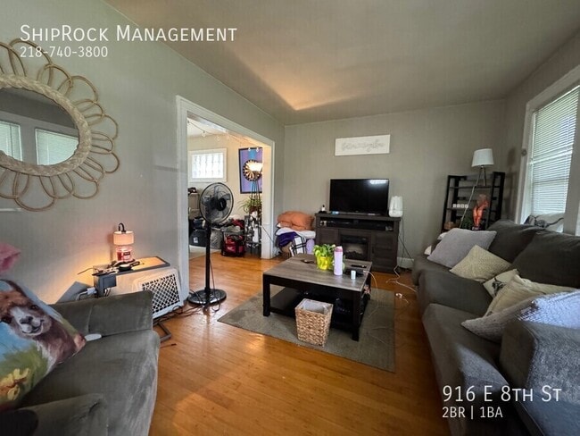 Foto del edificio - 916 E 8th St