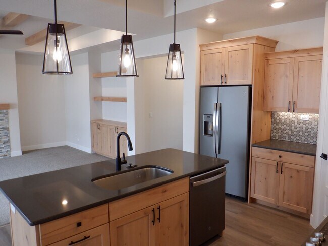 Building Photo - 3 Bed, 2 Bath  - Crescent Hills