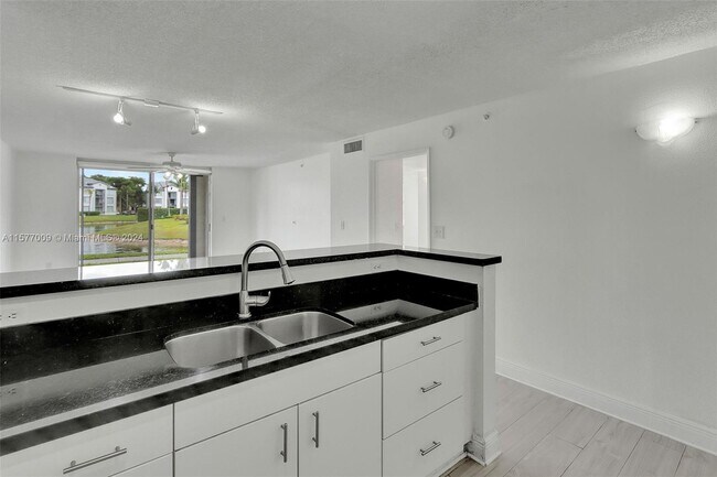 Foto del edificio - 4350 NW 107th Ave