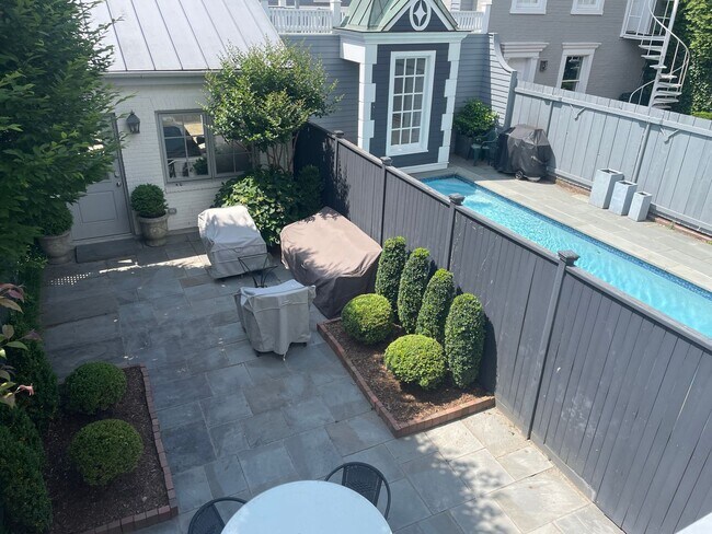 Foto del edificio - Georgetown Splendor with Garage Parking