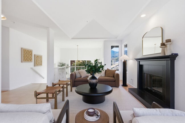 Building Photo - 15 Aaron Dr