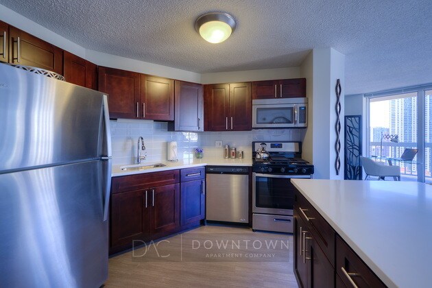 Foto principal - 1 W Grand Ave