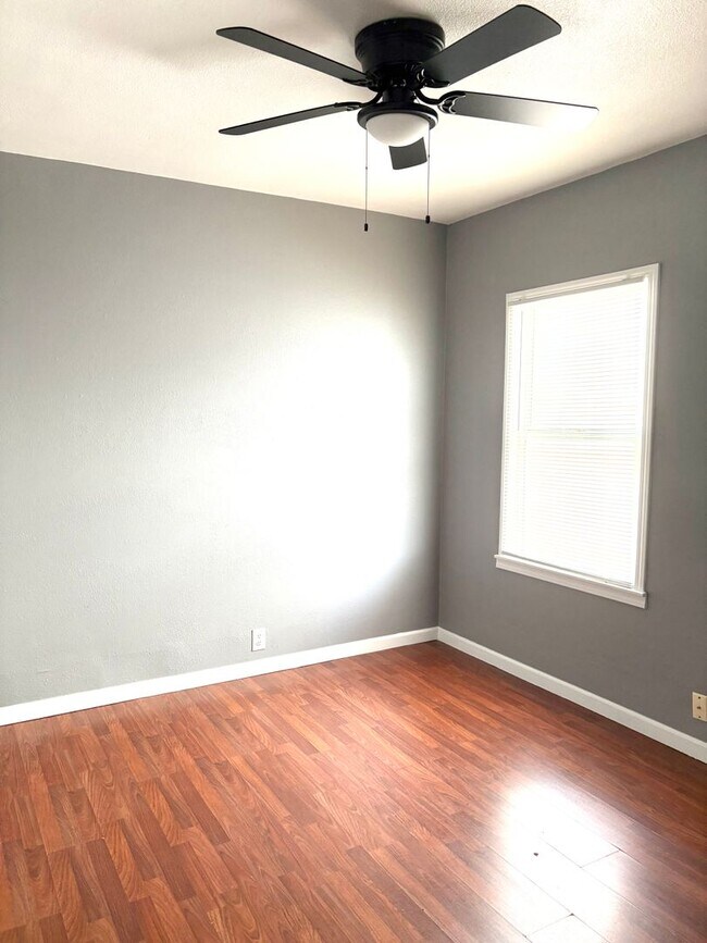 Foto del edificio - Beautiful 4 bedrooms and 2 bathrooms!