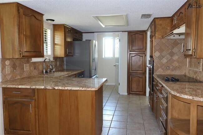 Foto del edificio - 2415 Bryan Glen St