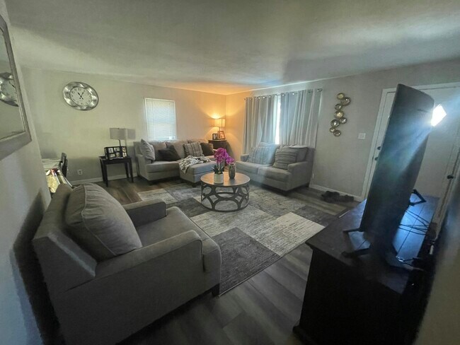 Foto del edificio - 1015 W Longview Ave
