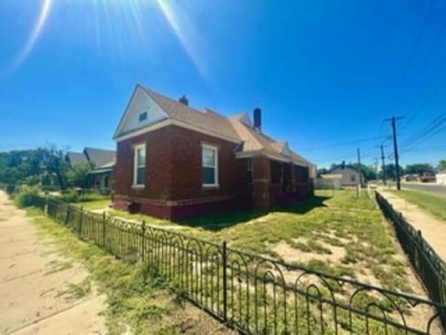 Building Photo - 1201 Pine St