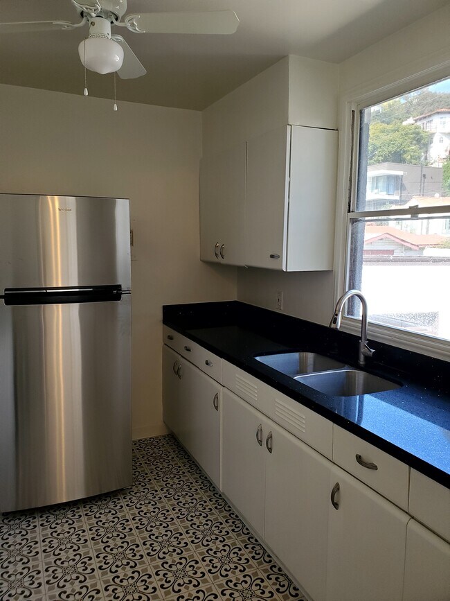 Building Photo - 2507 N Beachwood Dr