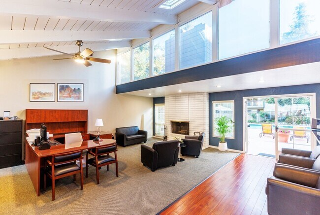 Foto del edificio - Redwood Plaza Apartments