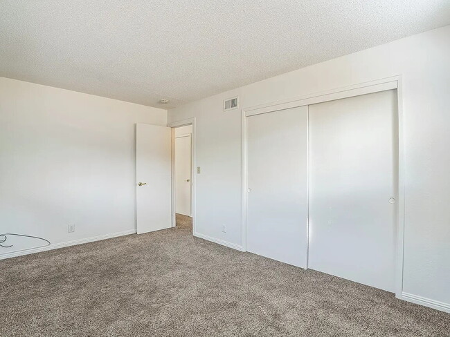 Building Photo - This is a charming 2 bedroom, 1 bathroom, 1 car garage duplex