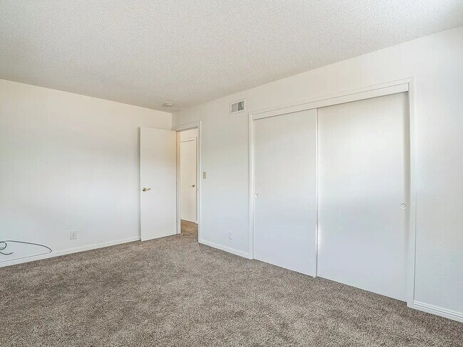 Foto del edificio - This is a charming 2 bedroom, 1 bathroom, 1 car garage duplex