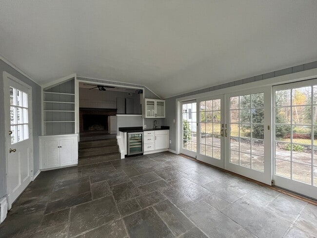 Foto del edificio - Cool Updated Historic 4/3.5 Farmhouse in Bethesda on Private, 1.5 Acre Lot